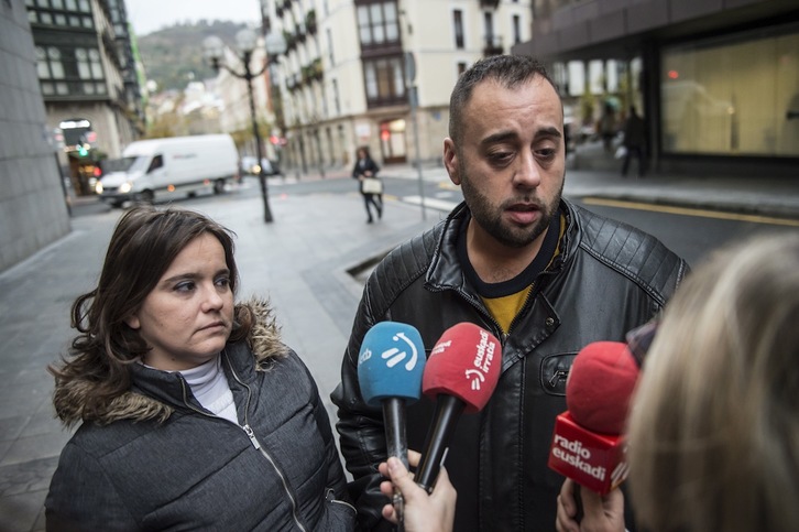 Valeriano Borja, padre de Kiara, la niña muerta en atxuri, junto a su actual pareja, ante el Palacio de Justicia. (Marisol RAMIREZ |FOKU)