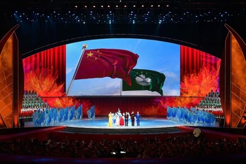las banderas de China y Macao en los actos del XX aniversario de la retrocesión de la antitgua colonia.(Anthony WALLACE-AFP)