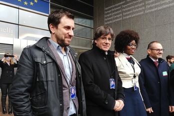 Comín y Puigdemont, con eurodiputados flamencos en la Cámara. (Anne Laure MODESERT | AFP)