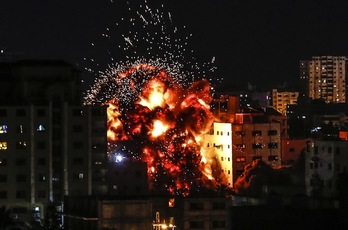 Ataque aéreo israelí sobre Gaza City. (Mahmud HAMS / AFP)