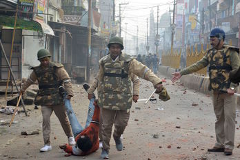 Las fuerzas de seguridad de India dispersan una manifestación contra la Ley de Ciudadanía en Meerut. (STR/AFP)
