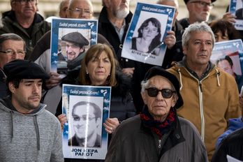 L’ancien militant de ETA Joxe Manuel Pagoaga "Peixoto" (lunettes noires) était présent à conférence de presse. © Guillaume FAUVEAU