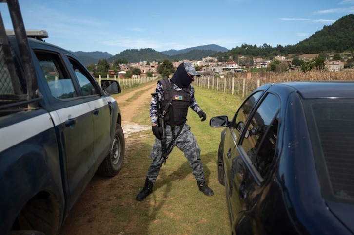 Un miembro de las patrullas de la policía comuntaria en Cherán, estado de Michoacán. (Pedro PARDO / AFP)