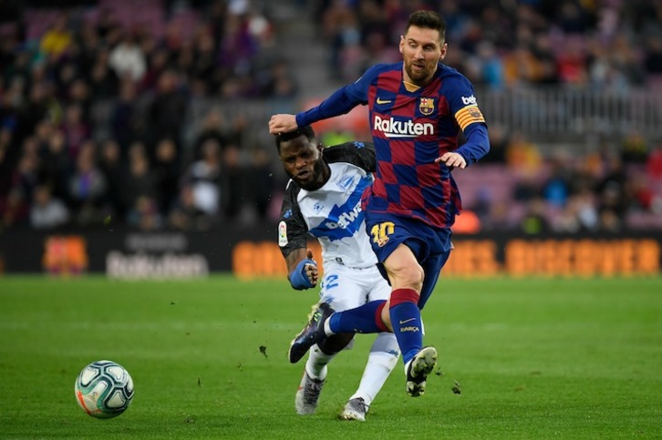 Wakaso trata de frenar a Messi. (Lluis GENE / AFP)