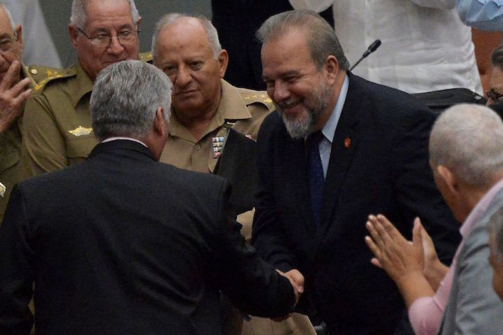 Manuel Marrero (derecha), recibe la felicitación del saliente Díaz Canel. (YAMIL LAGE / AFP) 