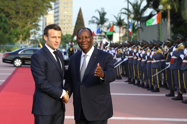 Emmanuel Macron estrecha la mano de su homólogo marfileño, Alassane Ouattara, en Abidjan. (Ludovic MARIN / AFP)