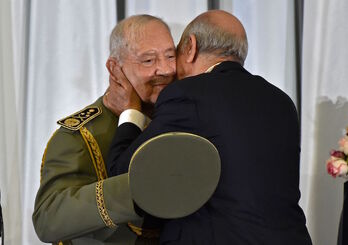 El recién elegido presidente argelino, Abdelmajid Tebboune, saluda al general Ahmed Gaid Salah. (Ryad KRAMDI/AFP)