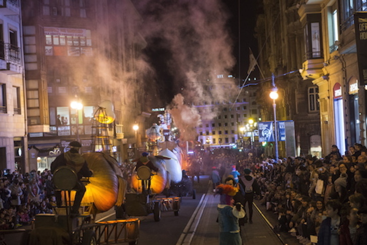 Olentzero y Mari Domingi, en un desfile anterior a la pandemia. (Monika DEL VALLE/FOKU)