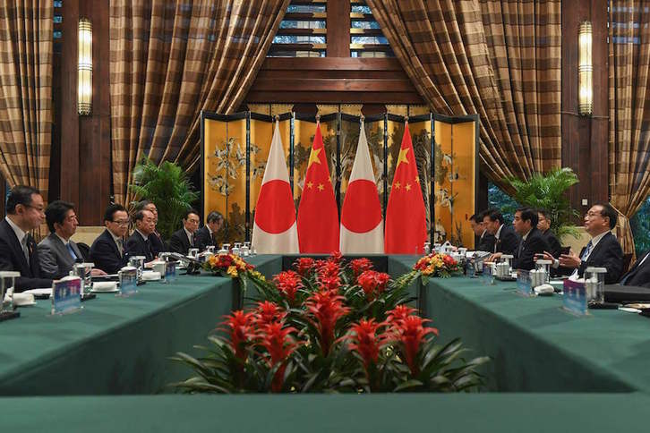 Reunión de las delegaciones china y japonesa, encabezadas por Li y Abe, en Chengdu. (WANG Zhao/POOL-AFP)