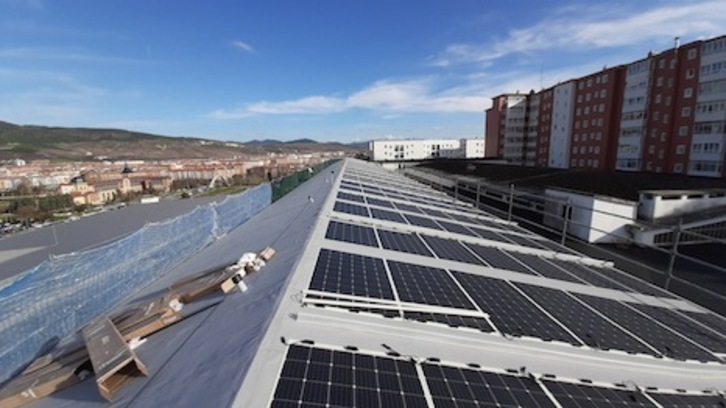 Imagen de una cubierta fotovoltaica instalada en un edificio de Iruñea. (AYUNTAMIENTO DE IRUÑEA)