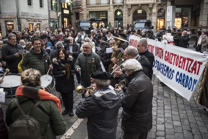 La marcha festiva ha partido del Ayuntamiento de Iruñea. (Jagoba MANTEROLA | FOKU)