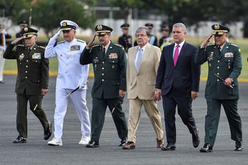 El cesado general Nicacio Martínez, tercero por la izquierda, junto a la cúpula militar y el presidente Duque. (Luis ROBAYO/AFP)