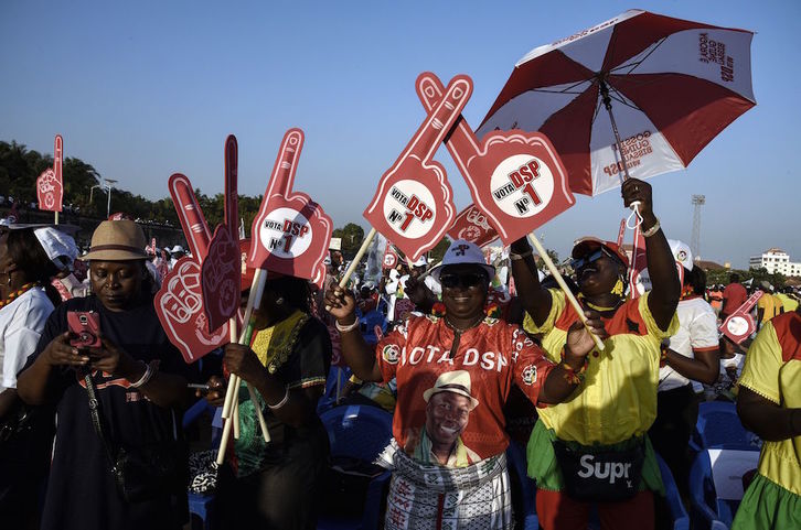 Asistentes a un mitin de Domingos Simoes Pereira. (SEYLLOU/AFP)