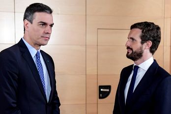 Pedro Sánchez y Pablo Casado durante la ronda de contactos del presidente en funciones       (Pablo LAGO AFP)