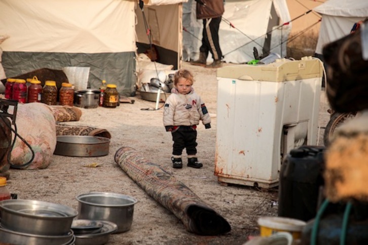 Un niño sirio, al sur de la provincia de Idlib, en un campamento de desplazados. (Aaref WATAD/AFP)