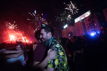 Miles de personas se reunieron en la Plaza Italia de Santiago, rebautizada por los manifestantes como «Plaza de la Dignidad», se reunieron para dar la bienvenida al nuevo año. (Claudio REYES / AFP) 