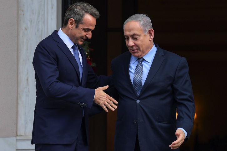  El primer ministro griego, Kyriakos Mitsotakis, y su homólogo israelí, Benjamin Netanyahu, ayer en Atenas. (Aris MESSINIS-AFP) 