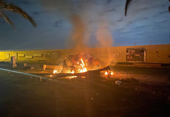 El vehículo ha quedado destrozado por el impacto. (AFP)