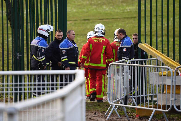 La Policía francesa ha acordonado el parque de Villejuif donde se ha producido el ataque. (Christophe ARCHAMBAULT / AFP)