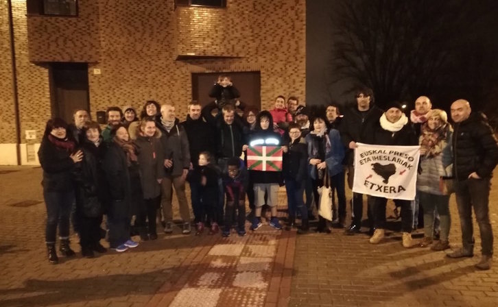 Xabier Tximeno, con sus allegados tras quedar en libertad. 