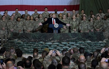 Donald Trump, durante una visita sopresa a sus tropas en Afganistán. (Olivier DOULIERY / AFP)