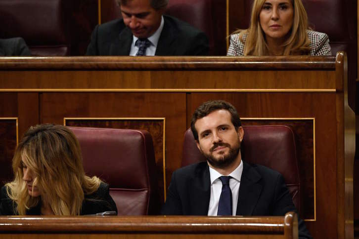 Pablo Casado, durante la intervención matinal de Pedro Sánchez. (PIERRE-PHILIPPE MARCOU / AFP) 