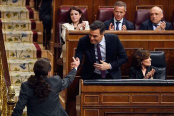 Pablo Iglesias saluda a Pedro Sánchez tras su intervención. (Pierre-Philippe MARCOUAFP)