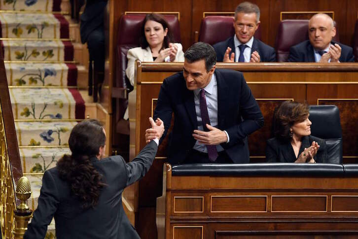 Saludo entre Pedro Sánchez y Pablo Iglesias. (PIERRE-PHILIPPE MARCOU / AFP) 