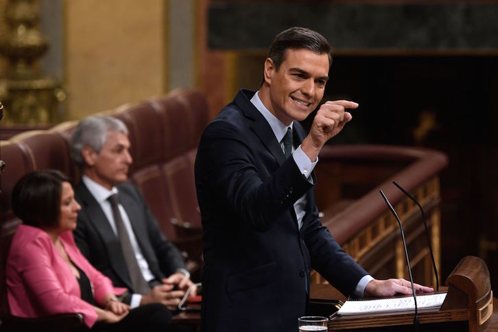 Pedro Sánchez, en una de sus réplicas de este domingo. (PIERRE-PHILIPPE MARCOU / AFP) 