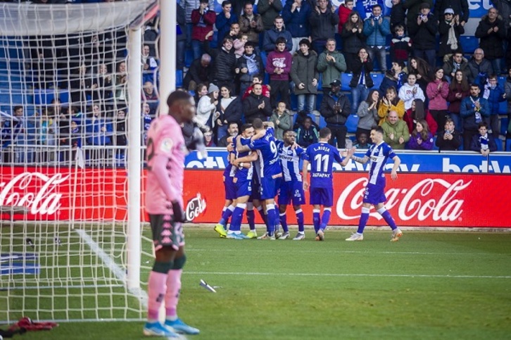 Los albiazules celebran el gol de Aleix Vidal. (Jaizki FONTANEDA / FOKU)