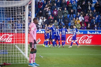 Los albiazules celebran el único gol del partido. (Jaizki FONTANEDA / FOKU)