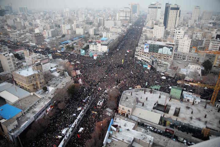 Cientos de miles de personas participaron en el homenaje a Qasem Suleiman en Teherán. (Mohamad TAGHI/AFP)