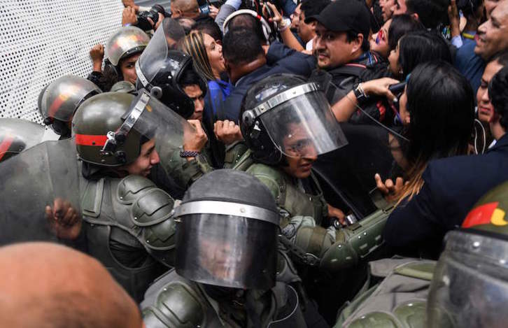 Opositores y periodistas tratan de entrar en el Parlamento venezolano. (Yuri CORTEZ/AFP)