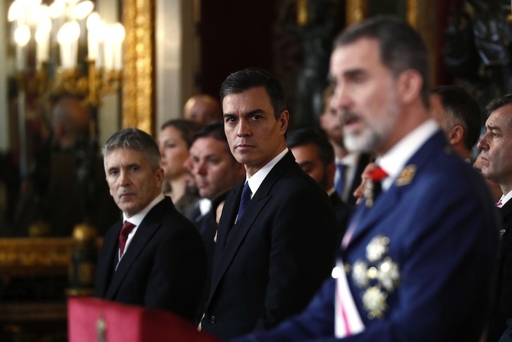 Grande-Marlaska, Sánchez eta Felipe VI.a, Pazko Militarraren zeremonian. (Sebastian MARISCAL/AFP)