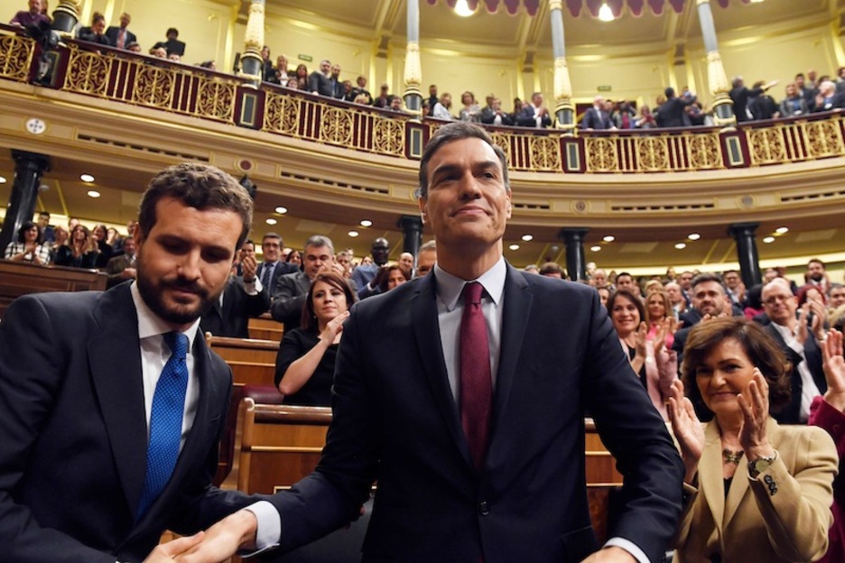 PPko Pablo Casado, burumakur Sanchez agurtzeko unean. (Pierre Philippe MARCOU | AFP)