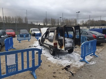 El coche que habría sido utilizado en el robo apareció después quemado. (POLICÍA MUNICIPAL DE IRUÑEA)