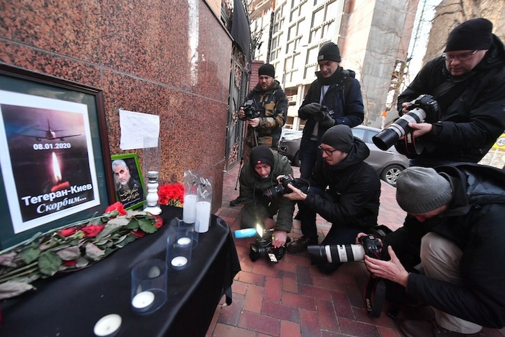 Muestras de duelo por los fallecidos, en Kiev (Ucrania). (Sergei SUPINSKY | AFP)