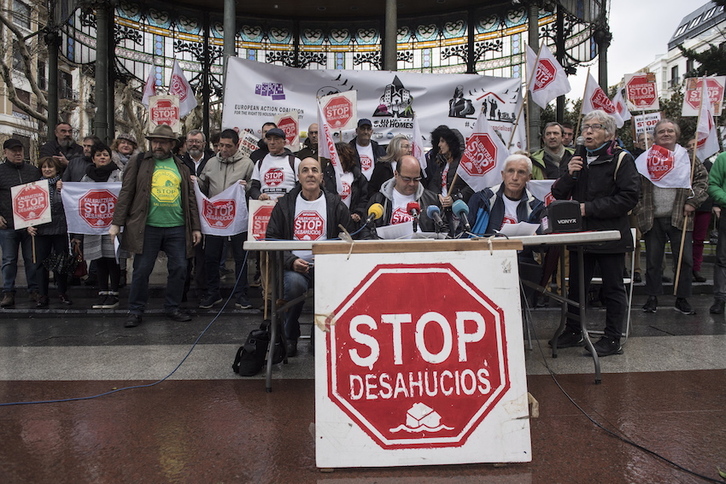 Rueda de prensa ofrecida en Donostia por Stop Desahucios. (Gorka RUBIO/FOKU)