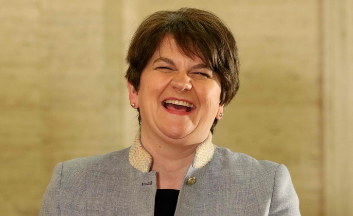 Arlene Foster, fotografiada en el Parlamento de Stormont. (Paul FAITH/AFP)