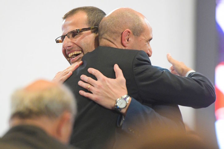 Chris Fearne (sin pelo) saluda a Robert Abela tras imponerse en la pugna por liderar el Partido Laborista de Malta. (Matthew MIRABELLI/AFP)