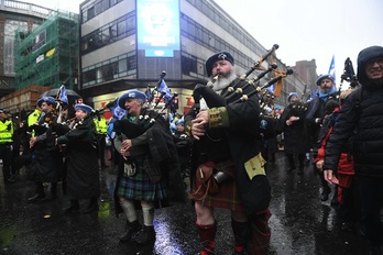 Varios gaiteros escoceses, en la manifestación independentista de Glasgow. (Andy BUCHANAN / AFP)