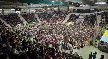 La respuesta a la prohibición de actuar en Baluarte por parte de Navarra Suma fue un espectáculo masivo en el Anaitasuna. (FOKU)