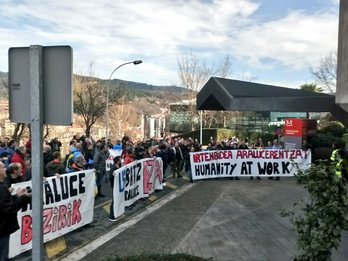 Los trabajadores de Araluce, ante la sede de Mondragon Corporación en Arrasate. (@ELAsindikatua)