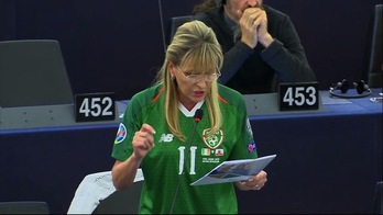 Anderson con una camiseta de la selección irlandesa en una intervención anterior en el Parlamento Europeo. (AFP)