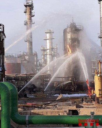 Los Bombers, trabajando en la planta petroquímica. (@bomberscat)