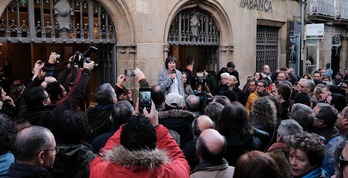 Ana Pontón, en la calle, tras sobrepasarse el aforo en su presentación de la candidatura.