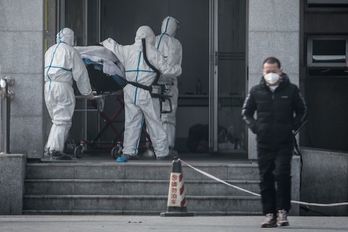 Traslado de un enfermo en Wuhan. (AFP)