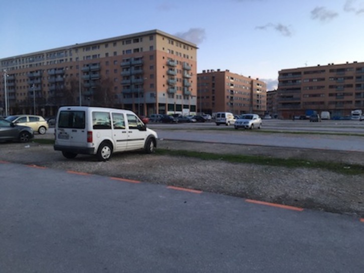 El aparcamiento del extremo del paseo Anelier, tras la implantación de la zona azul.