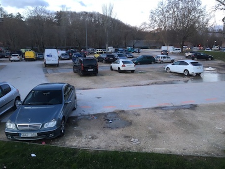 El aparcamiento de Corralillos un día con escasa presencia de vehículos. (NAIZ)