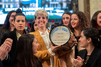 Las jugadoras de la Real Sociedad de fútbol y hockey han recibido el Tambor de Oro. (Jon URBE/ FOKU)